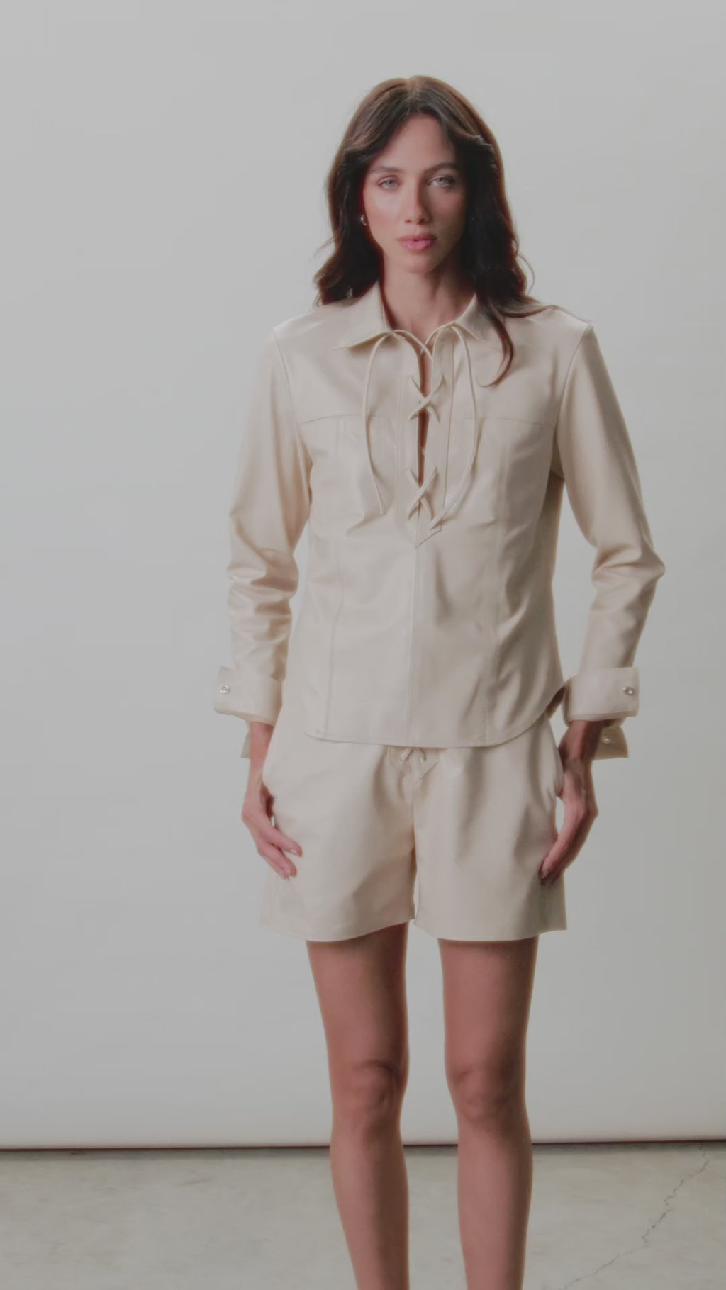 Camisa De Couro Com Amarração - Bege