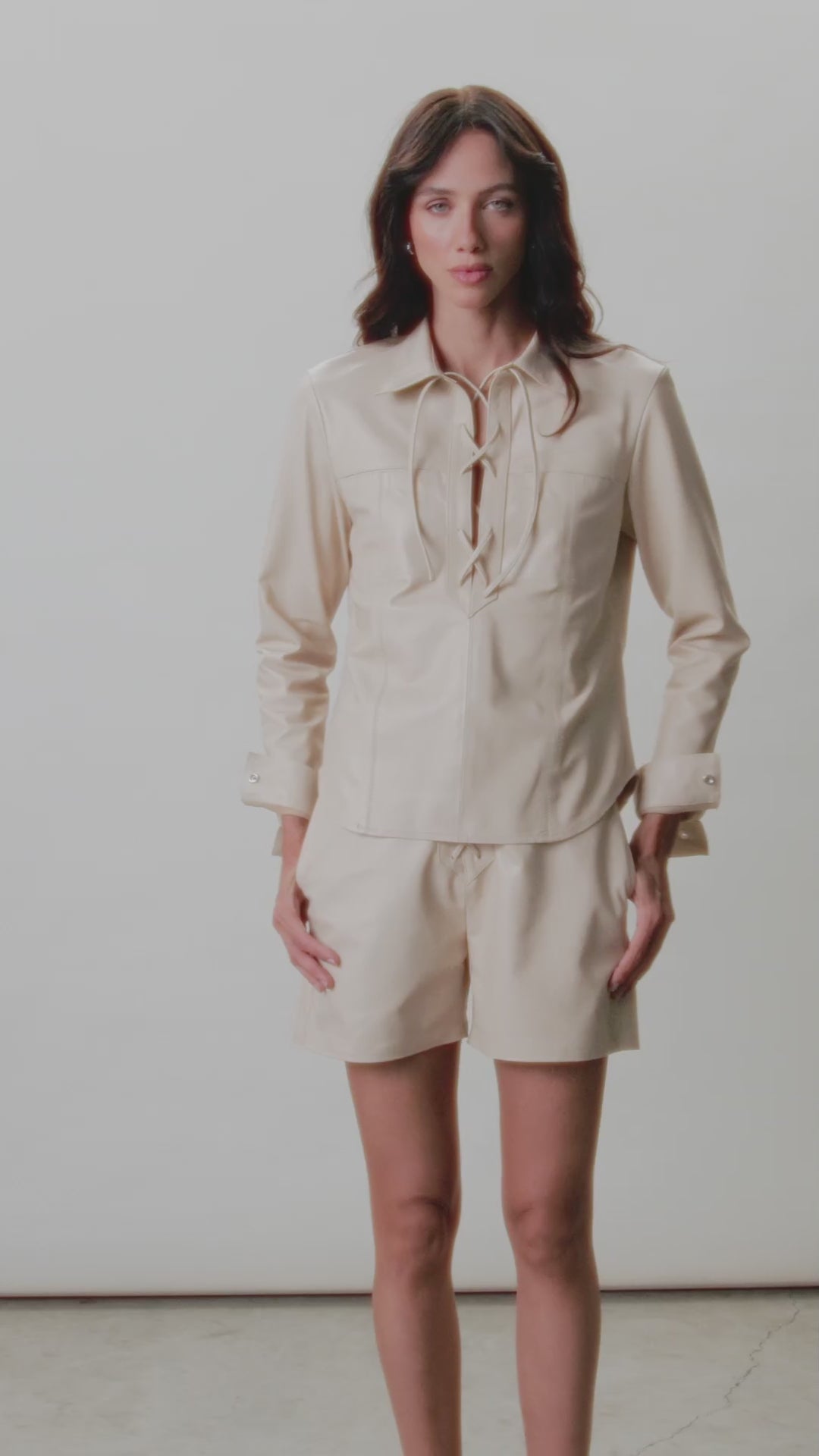 Camisa De Couro Com Amarração - Bege