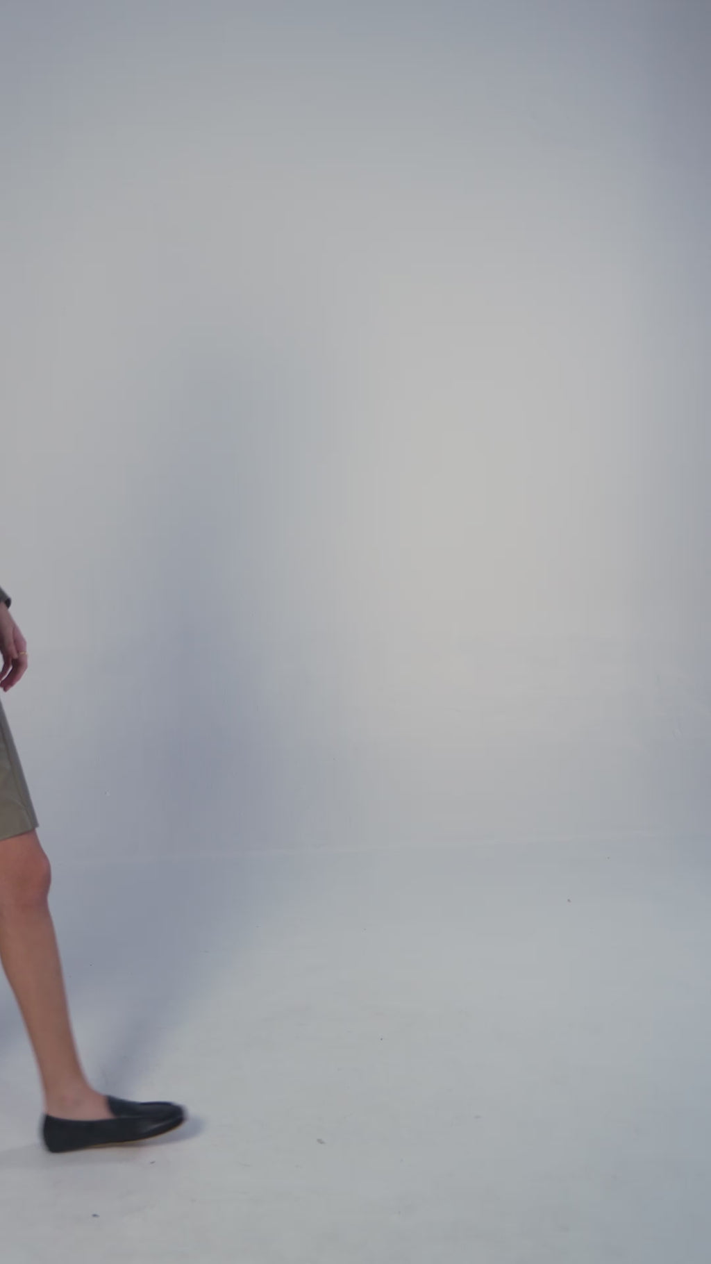 Bermuda em Couro - Kahki